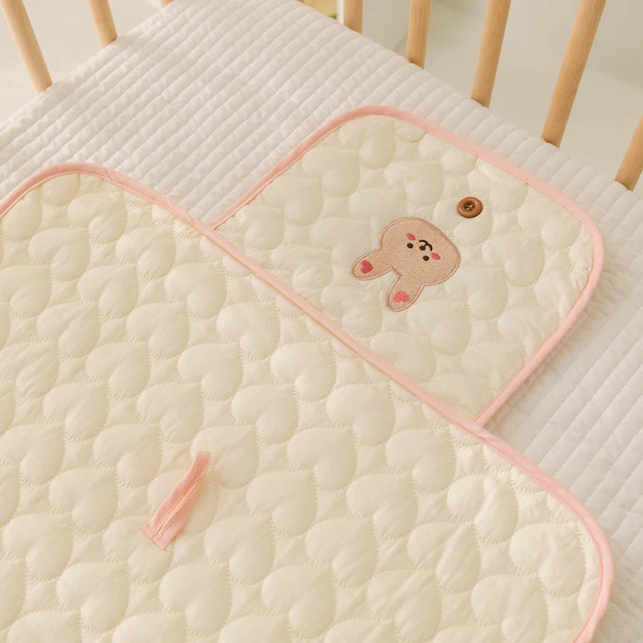 Matelas à langer pliable et nomade pour bébé