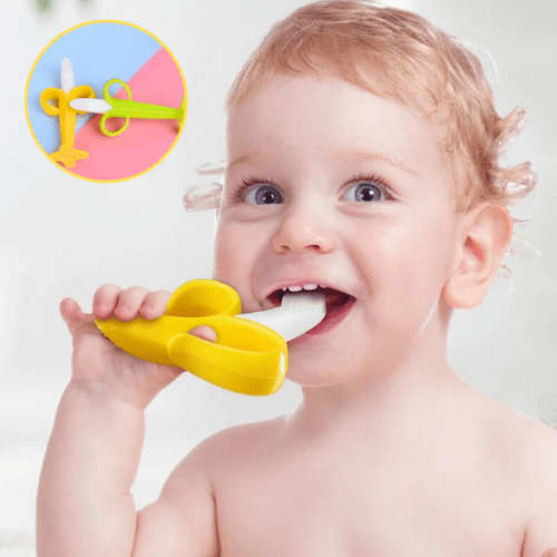 bébé utilisant un anneau de dentition en silicone jaune en forme de banane pour soulager les gencives douloureuses pendant la poussée dentaire
