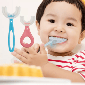 Enfant utilisant une brosse à dent enfant en silicone en forme de U pour un brossage facile et amusant.