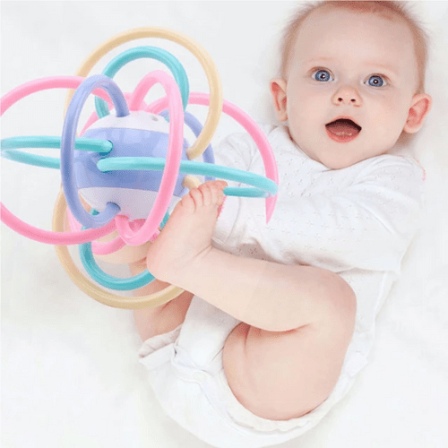 bébé jouant avec hochet bébé coloré flexible BabyTrainingRattle™ pour motricité et soulagement des poussées dentaires