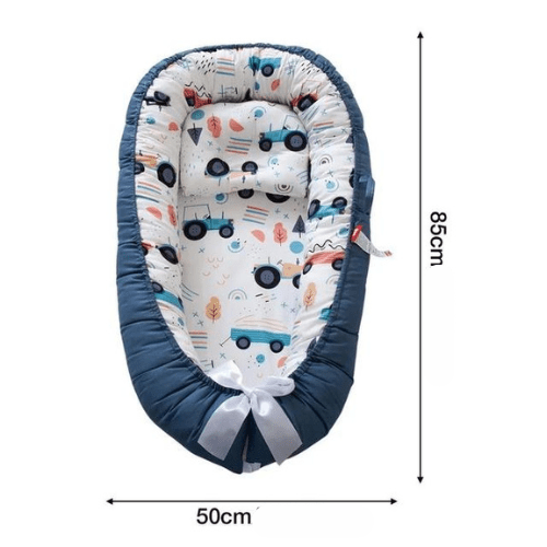 Réducteur de lit bébé bleu avec motif voiture, cocon confortable et sécurisant, dimensions 85x50 cm, tissu 100% coton respirant, rembourrage hypoallergénique.