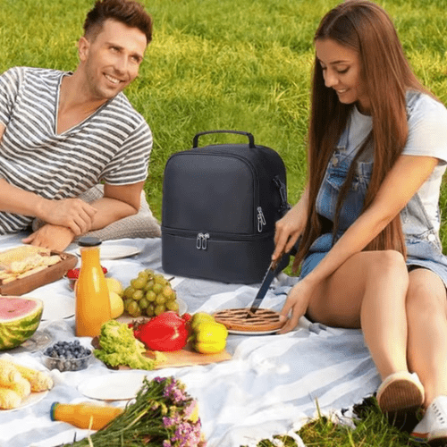 Sac à langer noir compact pour transporter biberons et essentiels bébé lors de sorties en famille</Sac à langer pratique et élégant pour organiser biberons, vêtements et accessoires bébé en extérieur
