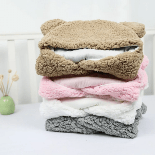 Sac de couchage enfant douillet en coton Polarbaby™ avec capuche et design en forme d'ailes, disponible en plusieurs couleurs.