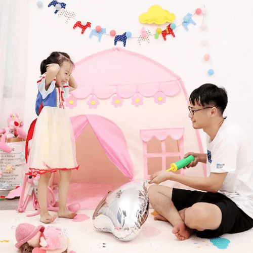 Enfants jouant dans une tente enfant rose blanche décorée avec fleurs, jouet sécurisé pour 2 à 10 ans, ambiance ludique et imaginative