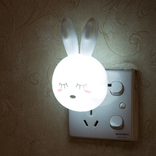 veilledue bébé RabbitNightLight en forme de lapin lumineux à lumière blanche douce branchée sur prise murale, idéale pour apaiser et sécuriser les nuits des enfants