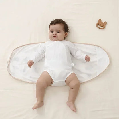 Emmaillotage bebe nuit en coton fin, motifs arc-en-ciel et fraise