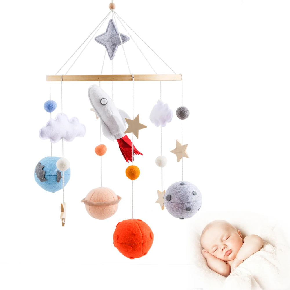 Mobile lit bébé en bois et feutrine – Fusée, planètes ou astronaute