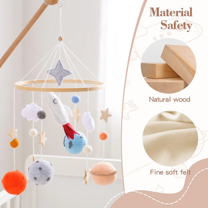 Mobile lit bébé en bois et feutrine – Fusée, planètes ou astronaute