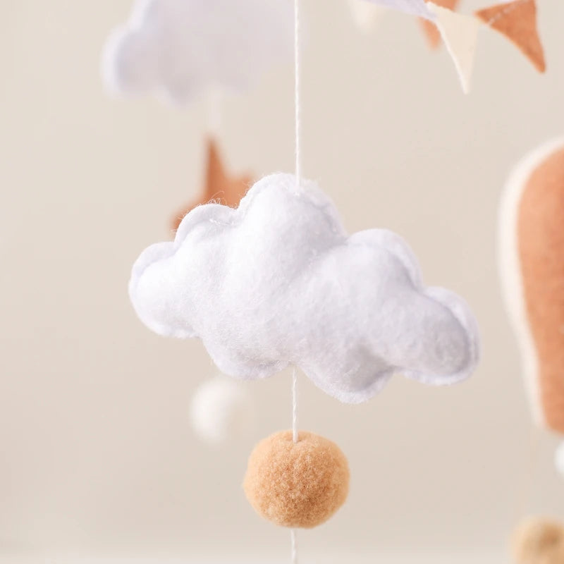 Mobile musical en bois montgolfière en feutrine pour lit de bébé