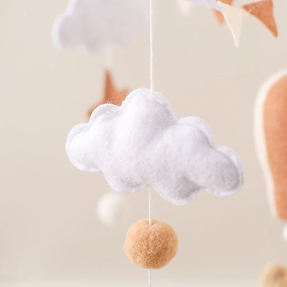 Mobile musical en bois montgolfière en feutrine pour lit de bébé