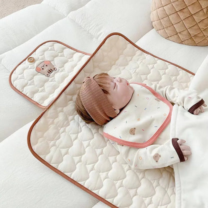 Matelas à langer pliable et nomade pour bébé