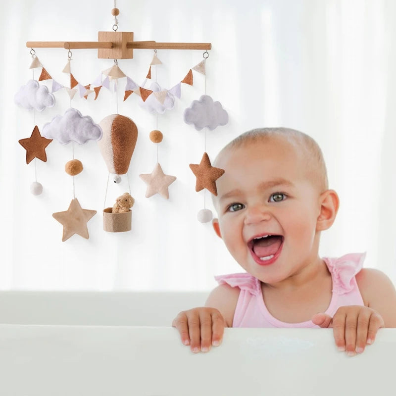 Mobile musical en bois montgolfière en feutrine pour lit de bébé