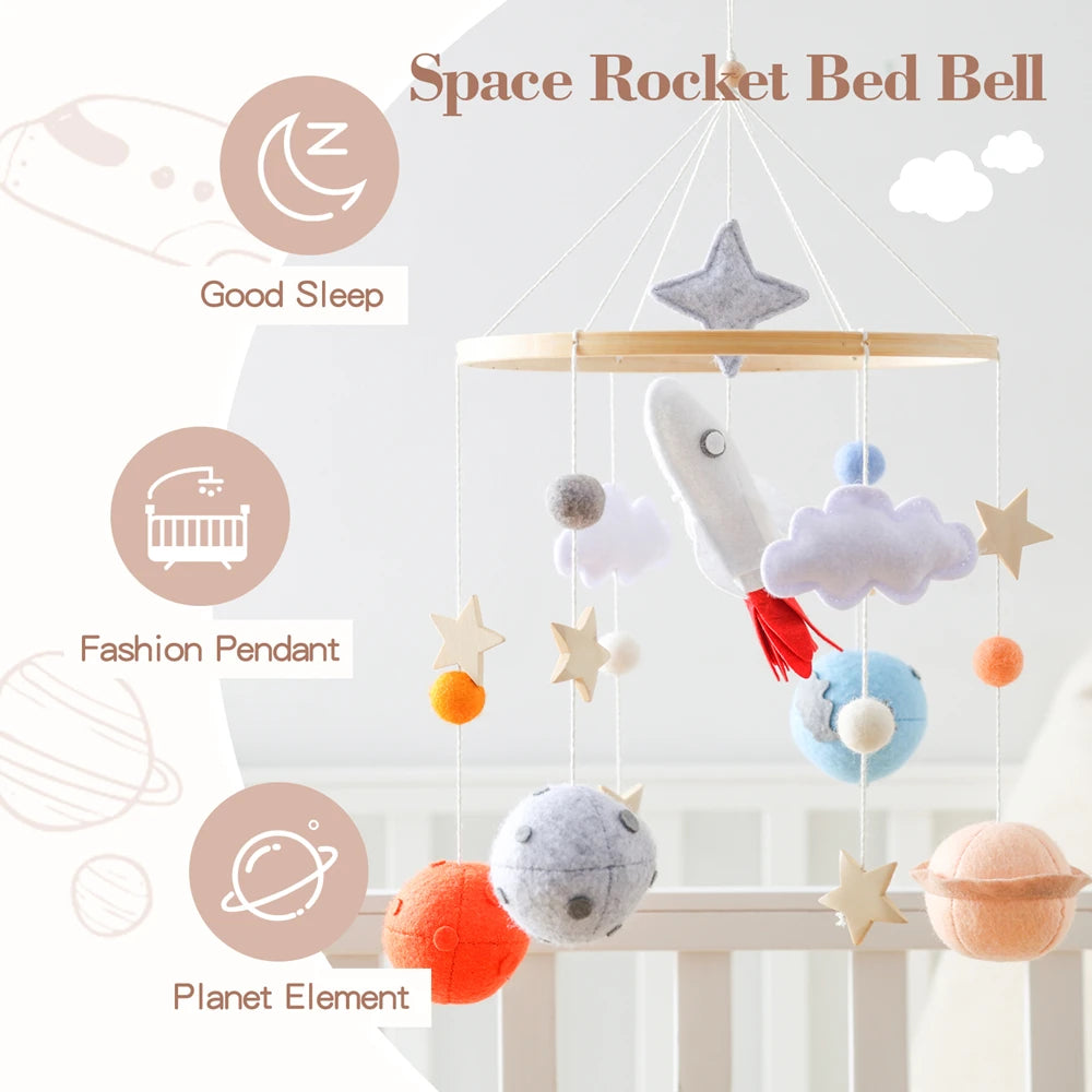 Mobile lit bébé en bois et feutrine – Fusée, planètes ou astronaute