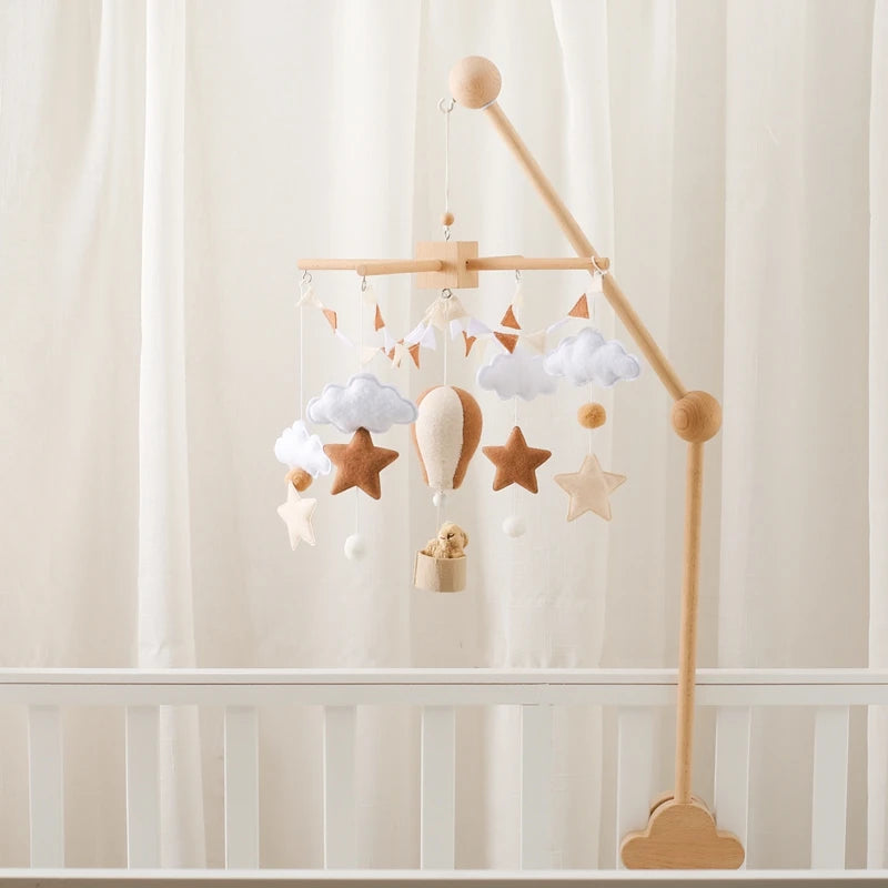 Mobile musical en bois montgolfière en feutrine pour lit de bébé