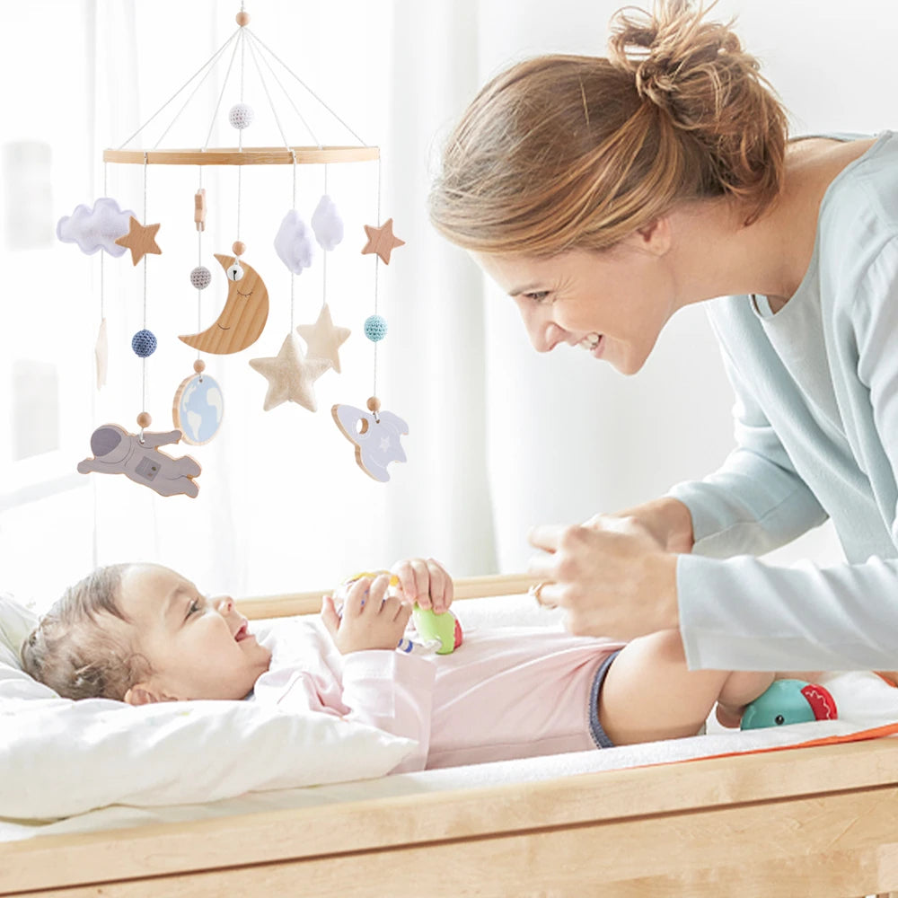 Mobile lit bébé en bois et feutrine – Fusée, planètes ou astronaute