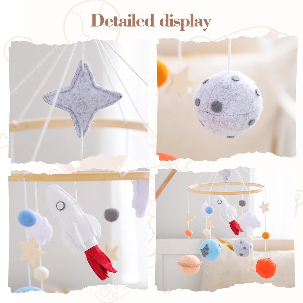Mobile lit bébé en bois et feutrine – Fusée, planètes ou astronaute