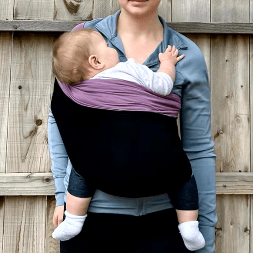 Écharpe de portage ergonomique en tissu doux pour un portage confortable et sécurisé du bébé, mains libres pour le parent.