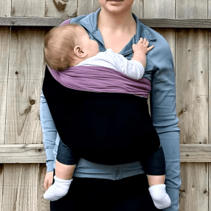 Écharpe de portage ergonomique en tissu doux pour un portage confortable et sécurisé du bébé, mains libres pour le parent.