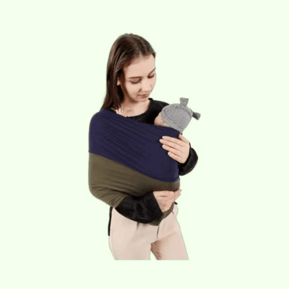 Femme portant bébé en écharpe de portage deux tons bleu et vert pour confort et sécurité