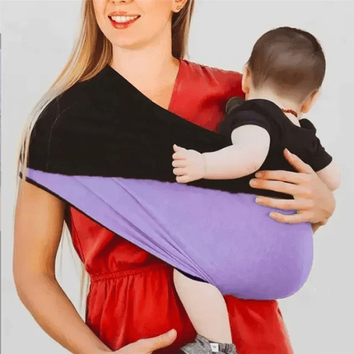Maman portant un bébé en écharpe de portage bicolore noir et violet, offrant confort et soutien ergonomique.