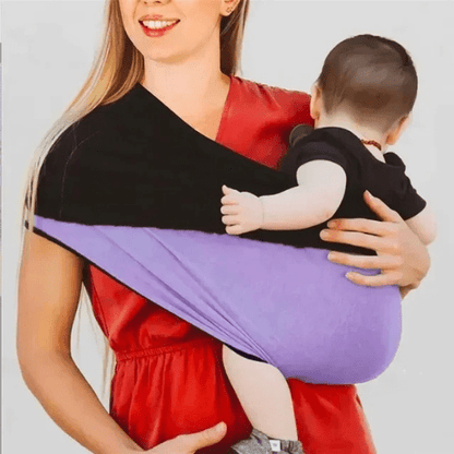 Maman portant un bébé en écharpe de portage bicolore noir et violet, offrant confort et soutien ergonomique.