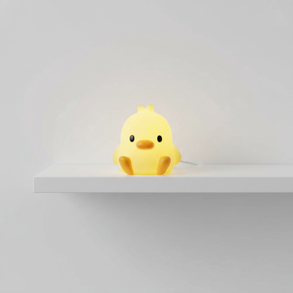 Lampe veilleuse bébé petit canard jaune sur étagère nursery