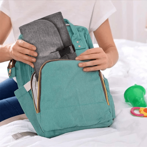 Matelas à langer nomade portable PerfectMat™ gris en tissu imperméable, léger et compact, idéal pour changer bébé en déplacement.
