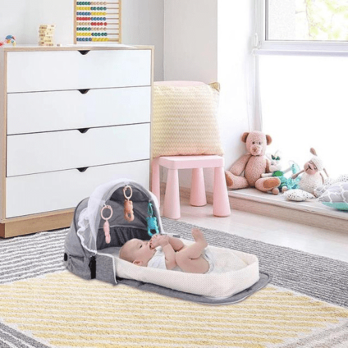 Réducteur de lit bébé BestBabyMosquito™ avec filet anti-insectes, cocon confortable et jouets intégrés pour nouveau-nés.