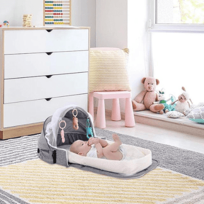 Réducteur de lit bébé BestBabyMosquito™ avec filet anti-insectes, cocon confortable et jouets intégrés pour nouveau-nés.