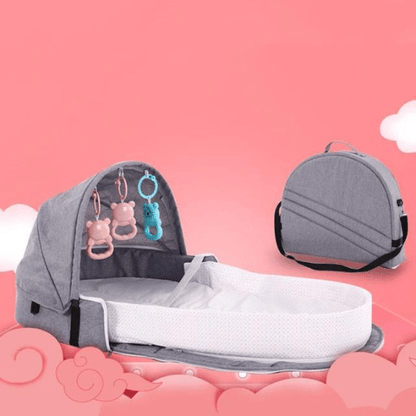 Réducteur de lit bébé pliable BestBabyMosquito™ avec moustiquaire, jouets intégrés et transport facile, cocon confortable et sécurisé pour nouveau-nés.