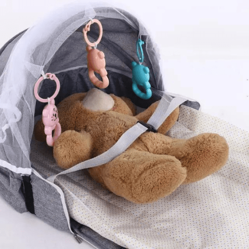 Réducteur de lit bébé BestBabyMosquito avec filet anti-insectes et jouets intégrés pour nouveau-nés.