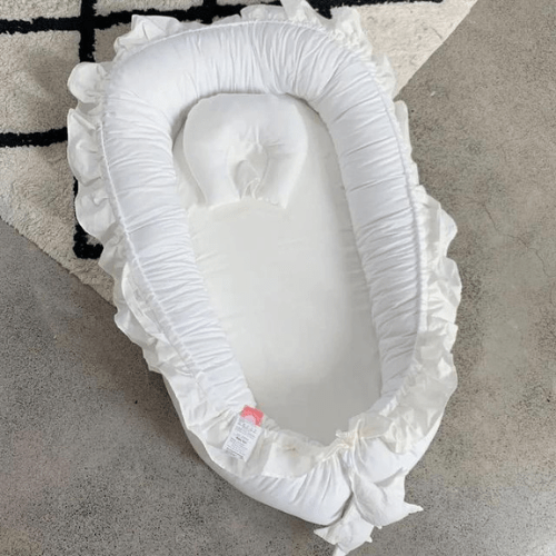 Nid de Cocon Bébé Blanc Aristocratique doux et ergonomique pour nouveau-nés, portable et sécurisé.