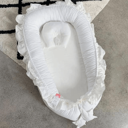 Nid de Cocon Bébé Blanc Aristocratique doux et ergonomique pour nouveau-nés, portable et sécurisé.