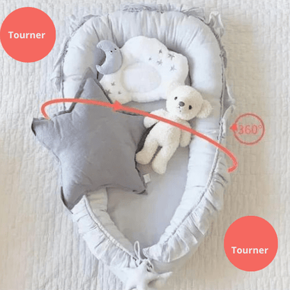 Nid de Cocon Bébé gris clair en coton doux avec accessoires peluche pour nouveau-né, portable et confortable.