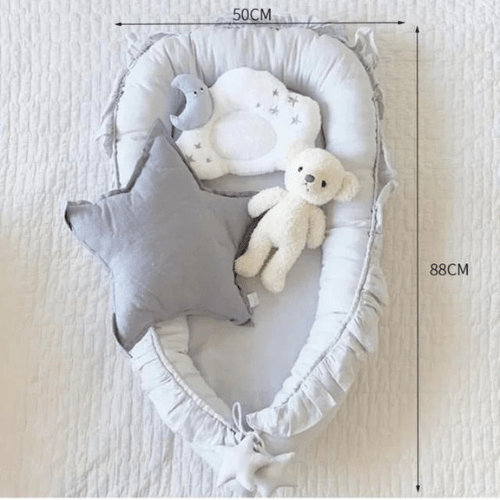 Nid de Cocon Bébé gris clair en coton doux 88x50 cm avec coussins étoile, lune et ourson pour sommeil sécurisé et confortable.