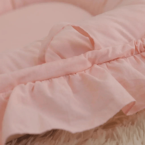 Nid de Cocon Bébé rose doux et rembourré pour nouveau-né, espace de sommeil sécuritaire et portable.