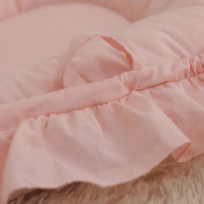 Nid de Cocon Bébé rose doux et rembourré pour nouveau-né, espace de sommeil sécuritaire et portable.