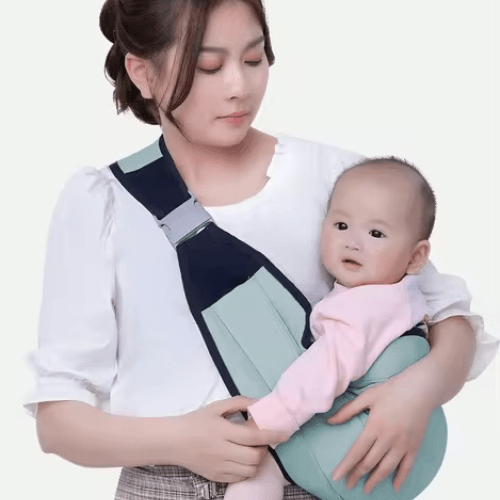 Mère portant bébé dans porte-bébé ultime confort ajustable et ergonomique