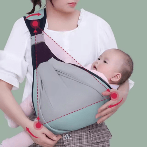 Porte bébé Ultime Confort gris ergonomique avec sangles ajustables porté par une femme portant un bébé.