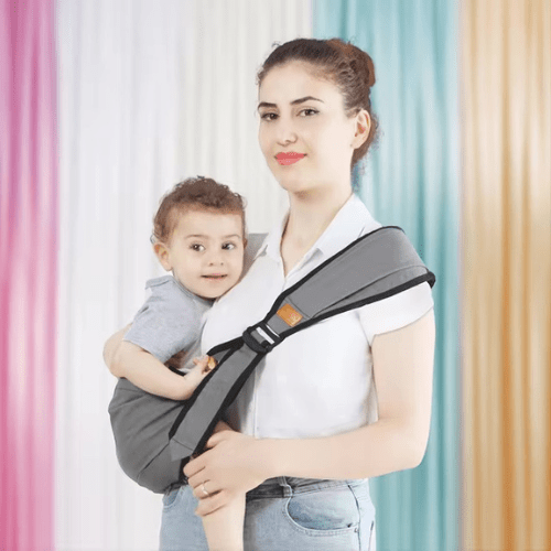 Mère portant un bébé dans un porte-bébé ultime confort gris, design ergonomique et sangles ajustables.