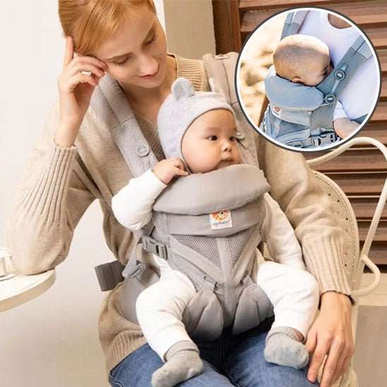 Porte bébé ergonomique gris porté par une mère avec bébé confortablement installé face au monde et en portage dorsal en vignette