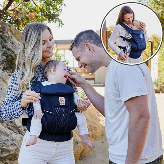 Parents heureux utilisant un porte-bébé ergonomique bleu avec bébé en plein air, confort et sécurité garanties.