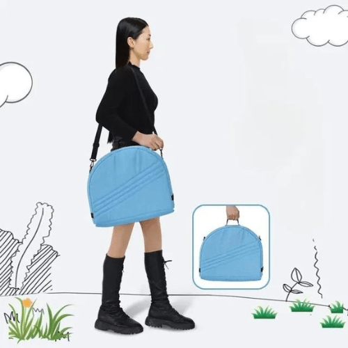 femme portant un sac de transport bleu pour réducteur de lit bébé BestBabyMosquito pliable et portable