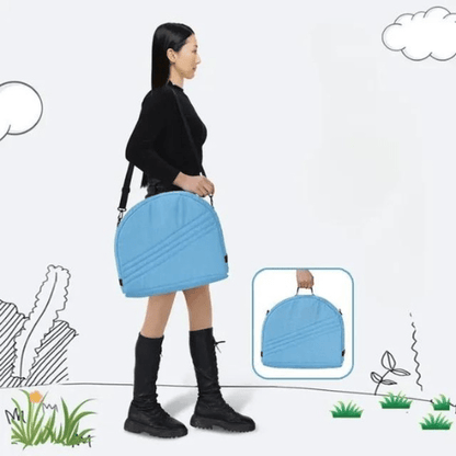 femme portant un sac de transport bleu pour réducteur de lit bébé BestBabyMosquito pliable et portable