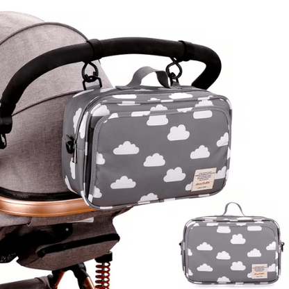 sac à langer gris à motifs nuages suspendu à une poussette avec multiples compartiments pratiques et design compact