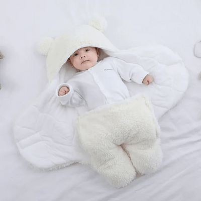 Bébé dans sac de couchage enfant PolarBaby™ blanc doux à capuche avec oreilles, confortable et chaud en coton.